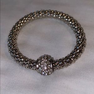 Stretch bracelet with jeweled bead